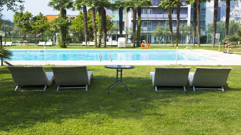 เรซิเดนเช โมนิก้า Aparthotel ริวาเดลการ์ดา ภายนอก รูปภาพ